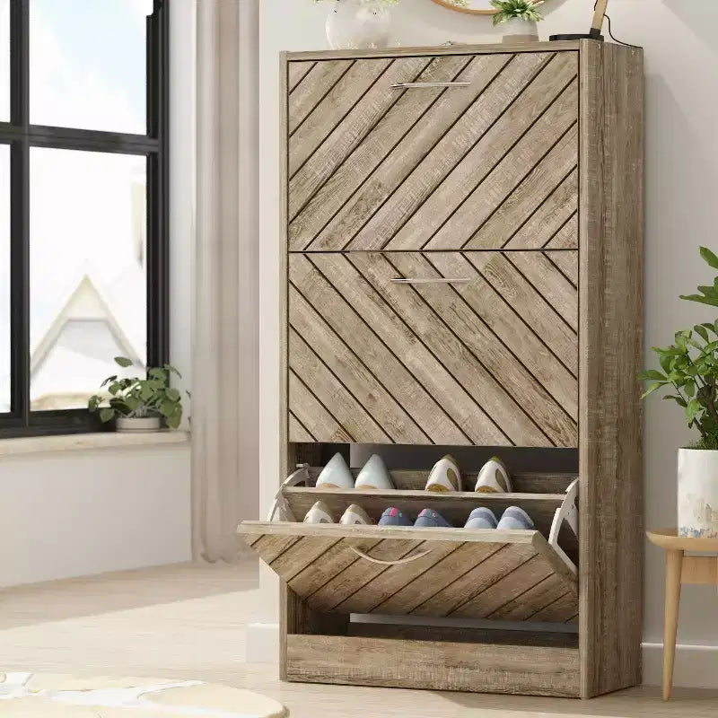 Schuhschrank mit brauner Holzmaserung, 3 Schubladen zum Aufklappen, durchbrochenes Design