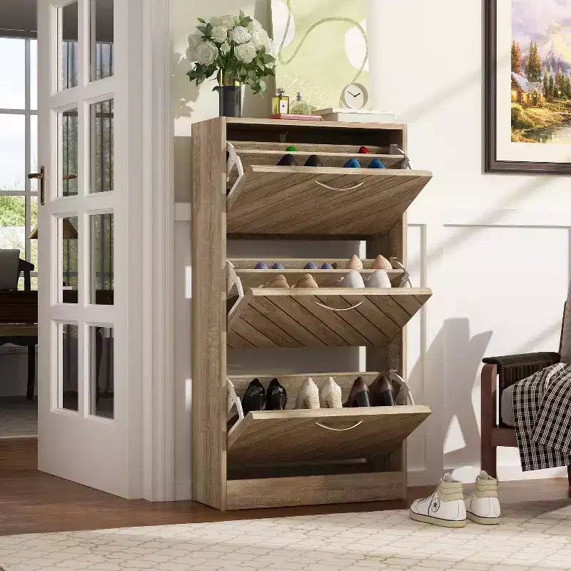 Schuhschrank mit brauner Holzmaserung, 3 Schubladen zum Aufklappen, durchbrochenes Design