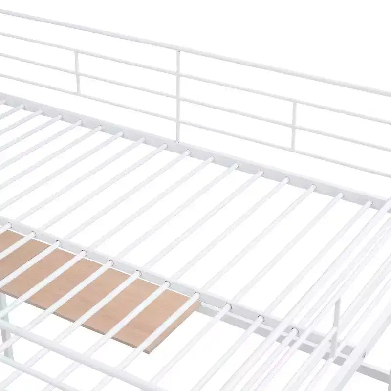 Metall-Hochbett in Twin-/Full-Größe mit Schreibtisch und Metallgitter, stilvolles Metallbettgestell mit seitlicher Stauraumleiter und Kleiderschrank