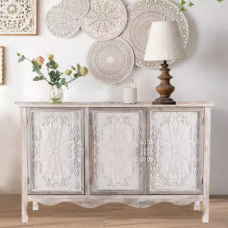 Rustikaler Akzentschrank mit 3 geschnitzten Türen, Vintage-Sideboard mit Regalen