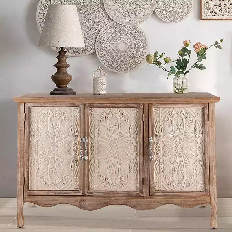 Rustikaler Akzentschrank mit 3 geschnitzten Türen, Vintage-Sideboard mit Regalen