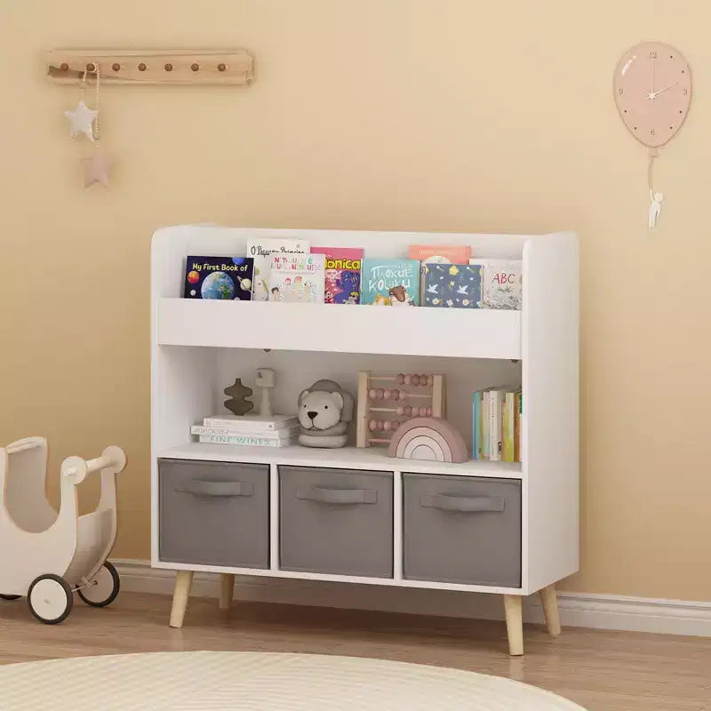 Kinder-Bücherregal mit nach vorne gerichteten Buchablagen und 3 Stoffboxen, 4 Ebenen, Bücherpräsentation und Spielzeugaufbewahrung fürs Spielzimmer, Weiß/Grau