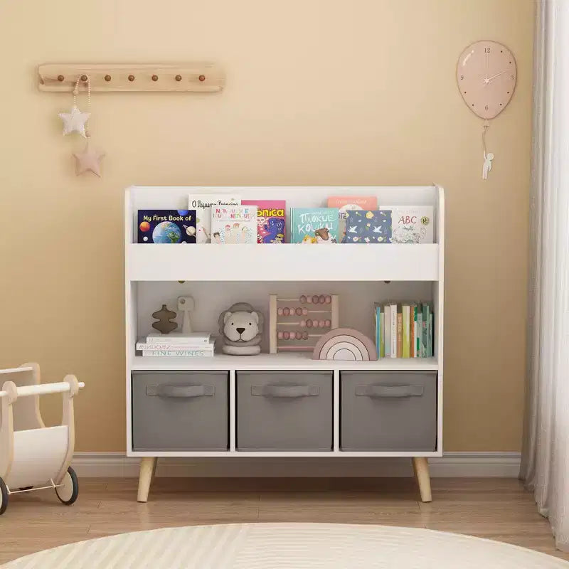 Kinder-Bücherregal mit nach vorne gerichteten Buchablagen und 3 Stoffboxen, 4 Ebenen, Bücherpräsentation und Spielzeugaufbewahrung fürs Spielzimmer, Weiß/Grau