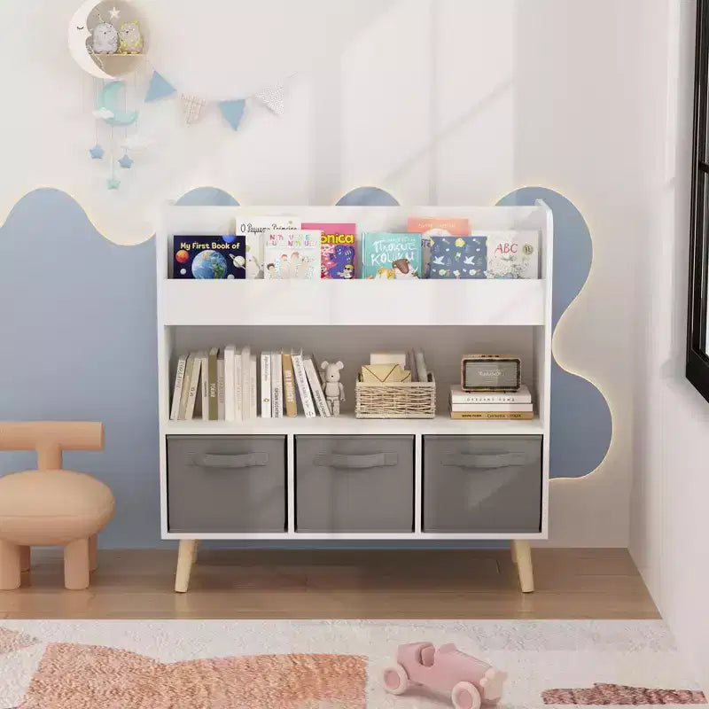 Kinder-Bücherregal mit nach vorne gerichteten Buchablagen und 3 Stoffboxen, 4 Ebenen, Bücherpräsentation und Spielzeugaufbewahrung fürs Spielzimmer, Weiß/Grau