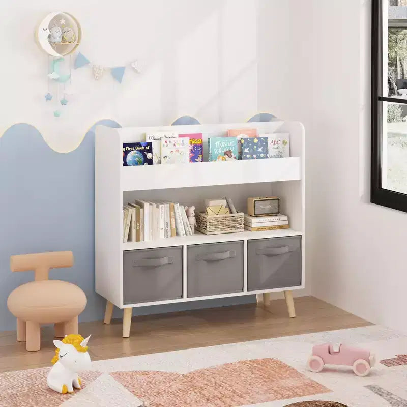 Kinder-Bücherregal mit nach vorne gerichteten Buchablagen und 3 Stoffboxen, 4 Ebenen, Bücherpräsentation und Spielzeugaufbewahrung fürs Spielzimmer, Weiß/Grau