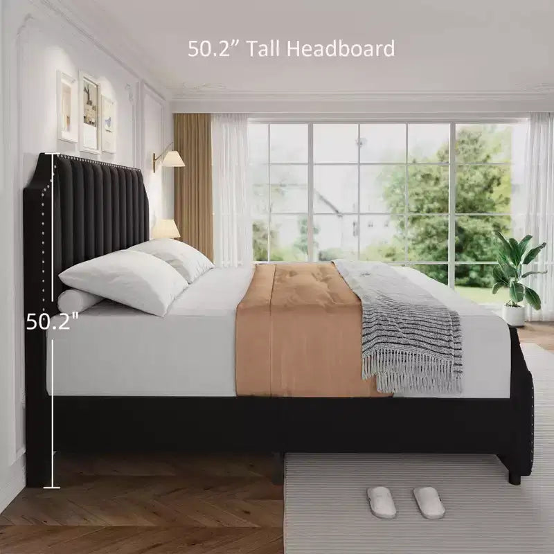 Estructura de cama tapizada con plataforma, cabecero alto de 50.2 con canales verticales acolchados y piecero, ribete con tachuelas, láminas de madera, fácil montaje