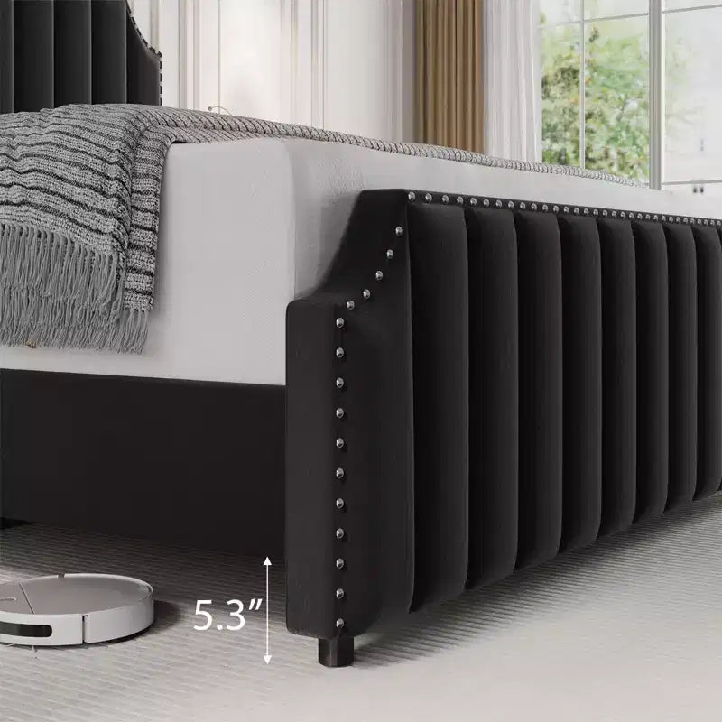 Estructura de cama tapizada con plataforma, cabecero alto de 50.2 con canales verticales acolchados y piecero, ribete con tachuelas, láminas de madera, fácil montaje