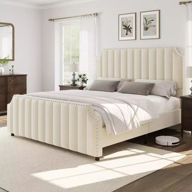 Estructura de cama tapizada con plataforma, cabecero alto de 50.2 con canales verticales acolchados y piecero, ribete con tachuelas, láminas de madera, fácil montaje