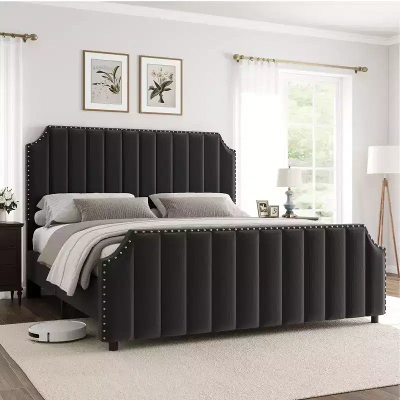 Estructura de cama tapizada con plataforma, cabecero alto de 50.2 con canales verticales acolchados y piecero, ribete con tachuelas, láminas de madera, fácil montaje