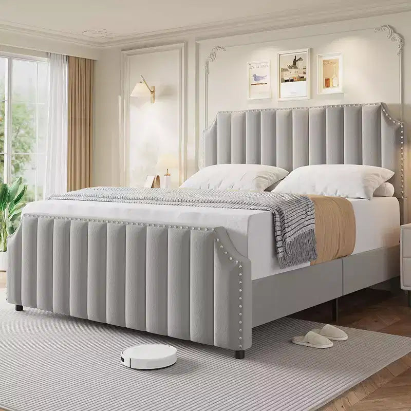 Estructura de cama tapizada con plataforma, cabecero alto de 50.2 con canales verticales acolchados y piecero, ribete con tachuelas, láminas de madera, fácil montaje