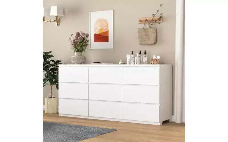 Grand meuble moderne de 63 pouces sans poignées à neuf tiroirs ; meuble de rangement en bois, adapté au salon ou à la chambre, blanc