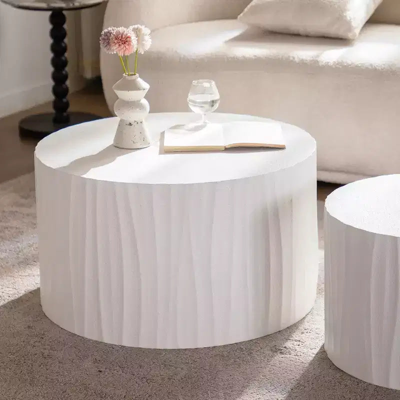 Set aus 2 runden, ineinander schiebbaren Couchtischen mit handgearbeitetem Reliefdesign fürs Wohnzimmer