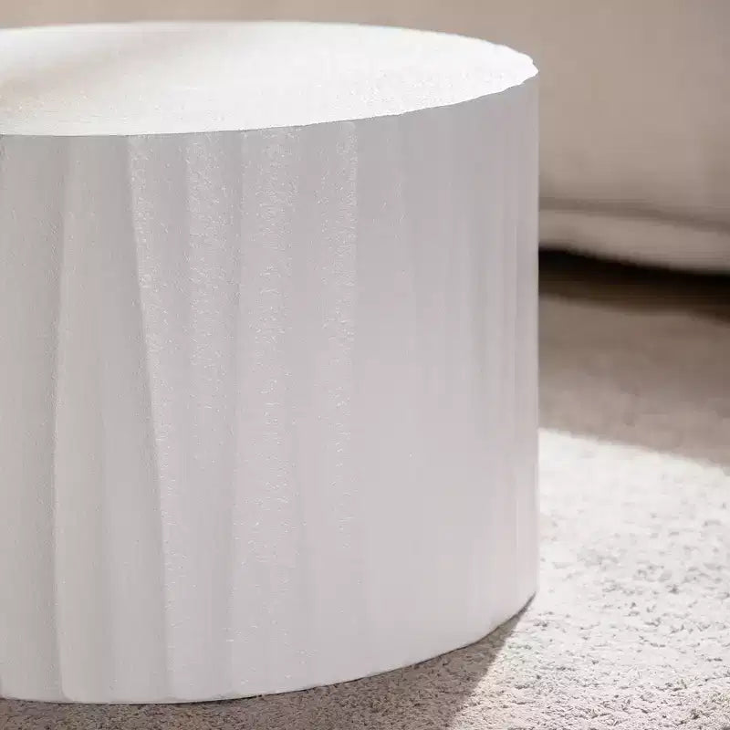 Set aus 2 runden, ineinander schiebbaren Couchtischen mit handgearbeitetem Reliefdesign fürs Wohnzimmer